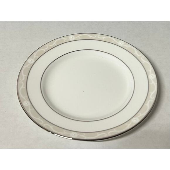 Wedgwood Icing 5 Piece Place Setting. kk433 - Picture 8 of 9